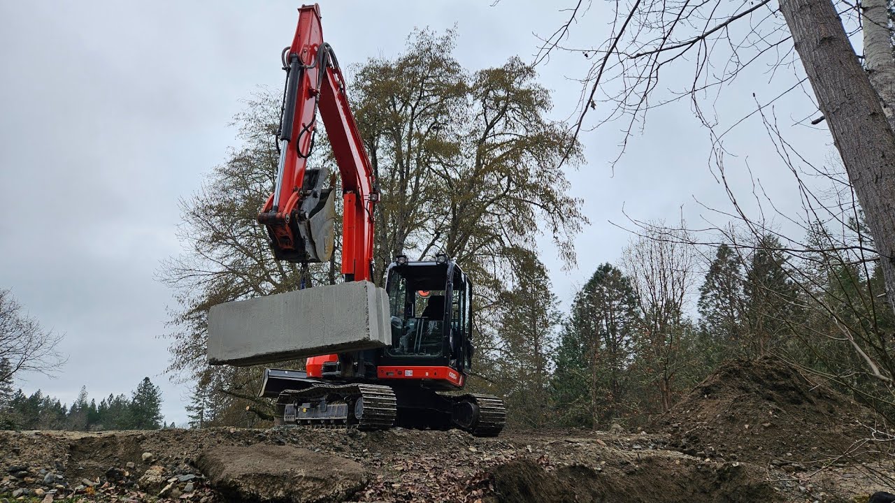 Подпорная стена для пруда, построенная с помощью экскаватора Kubota KX 080 4.