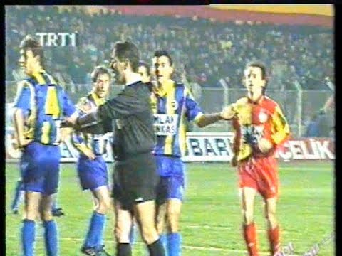 futbolkonusalim.blogspot.com twitter.com Galatasaray'Ä±n 10.kez Åampiyon olduÄu sezon yani 1993-94 sezon... Galatasaray'Ä±n 10.kez Åampiyon olduÄu sezon yani 1993-94 sezonu. 21.hafta mÃ¼cadelesinde Galatasaray kendi sahasÄ±nda geriye dÃ¼ÅtÃ¼ÄÃ¼ maÃ§ta Tugay'Ä±n ve Hakan ÅÃ¼kÃ¼r'Ã¼n ayaÄÄ±ndan bulduÄu gollerle FenerbahÃ§e'yi 2-1 maÄlup ediyor ve rakibiyle arasÄ±ndaki puan farkÄ±nÄ± 6ya Ã§Ä±karÄ±yor. Ve 9 hafta sonra 3 puan farkla Åampiyonluk ipini gÃ¶ÄÃ¼sleyen taraf Galatasaray oluyor. KarÅÄ±laÅmanÄ±n hakemi Ahmet Ãakar Galatasaray: Hayrettin DemirbaÅ, Mert Korkmaz, BÃ¼lent Korkmaz, Yusuf Tepekule, Falko GÃ¶tz, Suat Kaya, Hamza HamzaoÄlu, Tugay KerimoÄlu, Hakan ÅÃ¼kÃ¼r, Arif Erdem, Erdal Keser FenerbahÃ§e: Engin Ä°pekoÄlu, Emre AÅÄ±k, Nuri KamburoÄlu, Ä°lker YaÄcÄ±oÄlu, Andreas Wagenhaus, Tayfur HavutÃ§u, OÄuz Ãetin, Cengiz Alp, BÃ¼lent Uygun, Mecnur Ãolak, Nielsen