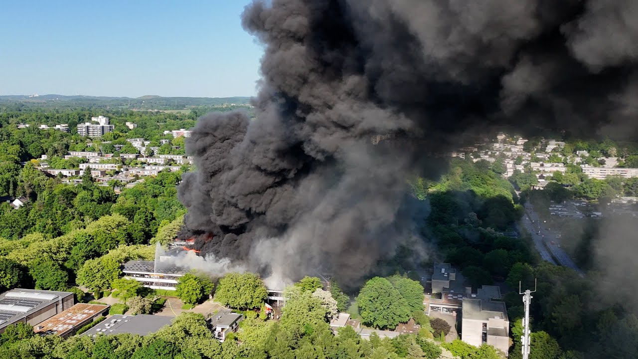 [SCHULKOMPLEX IN FLAMMEN | ERKRATH] - Zwei Schulen brennen - Massive Flammen & Rauchsäule -