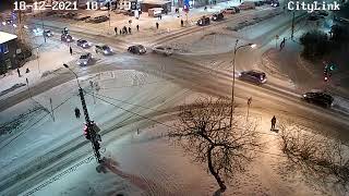 Легковушку развернуло на дороге после ДТП в Петрозаводске
