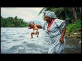 Une Belle-mère jette un bébé dans la rivière sans savoir qu'elle est la fille de la déesse de l'eau.