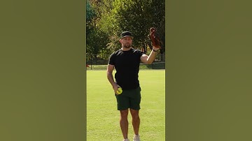 Waarom je bij softbal GEEN hoge ballen met twee handen moet vangen