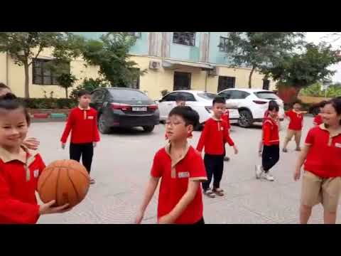 Lớp 3D- Bài tập tại chỗ nhồi bóng bằng hai tay