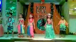 kids dancing hawaiian dance(pearly shell)