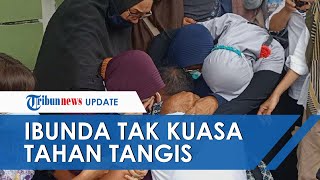 Jenazah Korban Sriwijaya Air SJ-182 Rahmania dan Putrinya Dimakamkan, Ibu Tak Kuasa Tahan Tangis