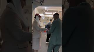 Ali Kamwe Anavyopokelewa Na Wahudumu Wa Ndege Kwa Heshima Kubwa Muone Hapa.