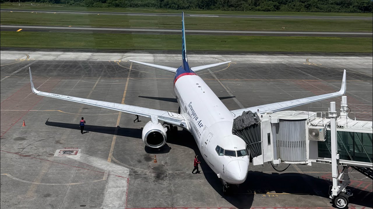 Sriwijaya Air Boeing 737-800 PK-CRH Take Off from Balikpapan
