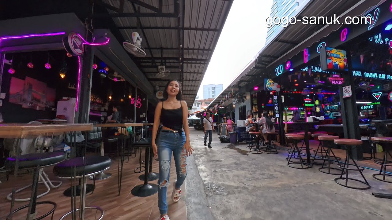 Evening Walk through Soi 7 Bar Area 🌇 | Sukhumvit Bangkok 🇹🇭