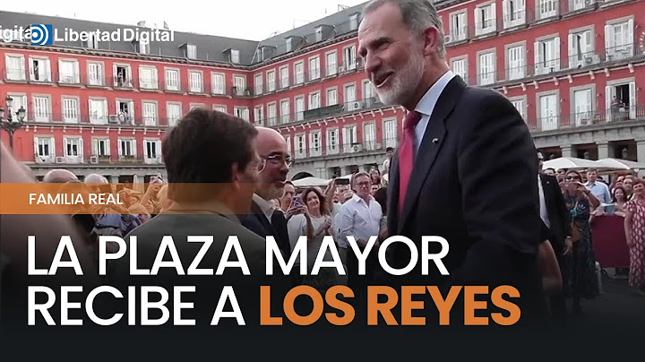 Felipe VI y Letizia llegan por sorpresa a la Plaza Mayor de Madrid y son aclamados