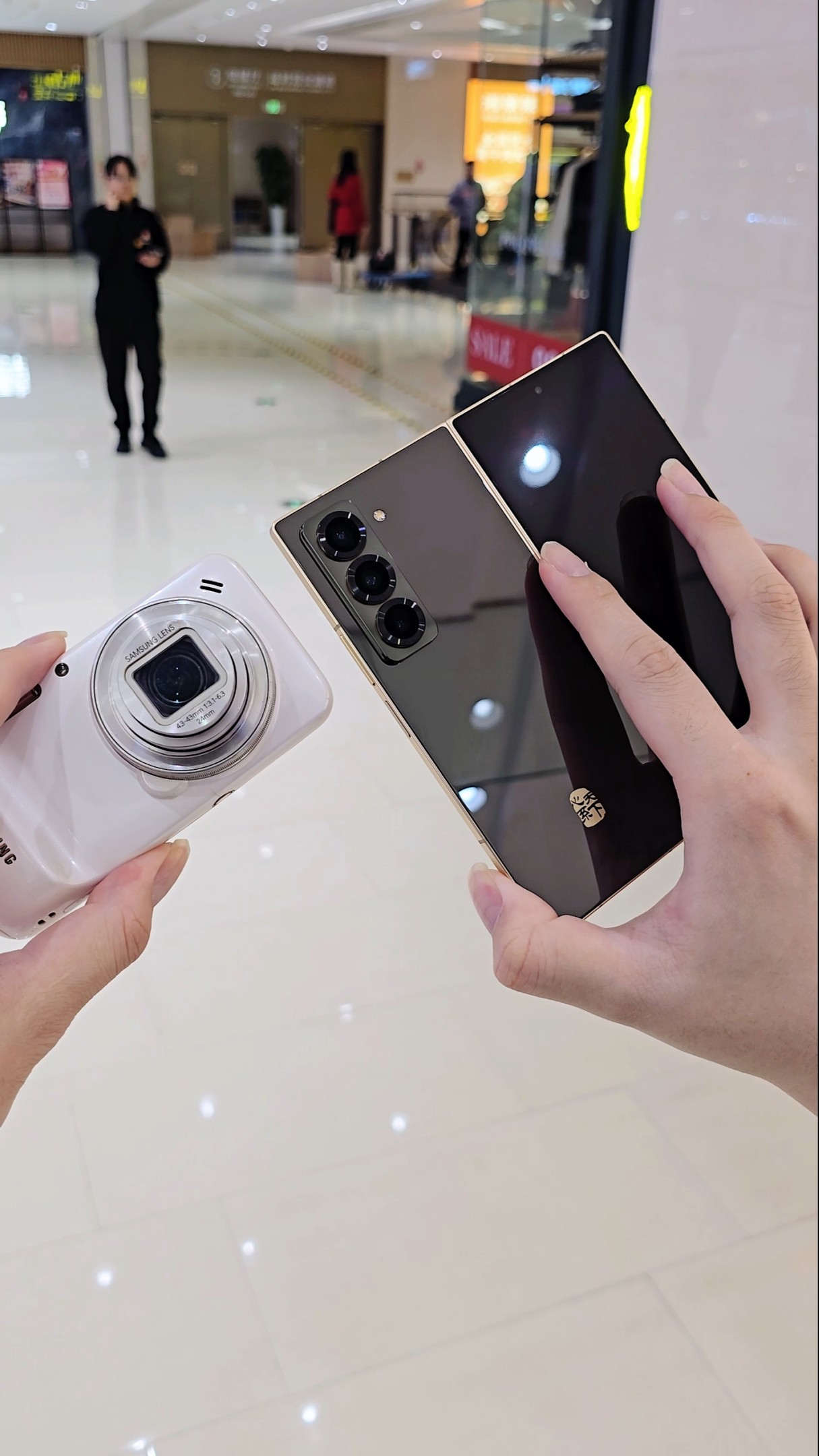 The old king of mobile phones vs. the new luxury! S4 Zoom vs. W25 10x telephoto comparison Samsung