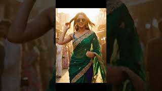 Desi Queen Slaying The Streets In Saree Market Turns Into A Ramp