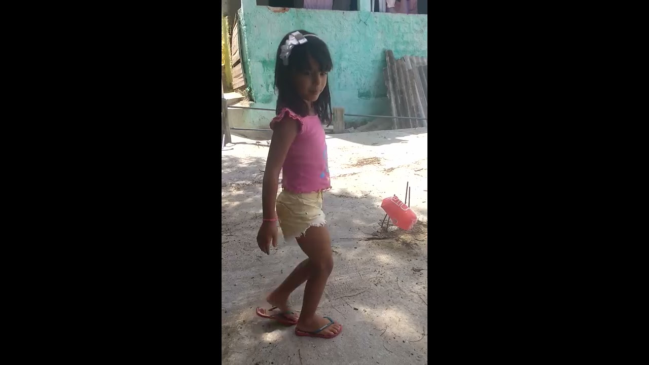 Menina dançando MC Kevinho - YouTube