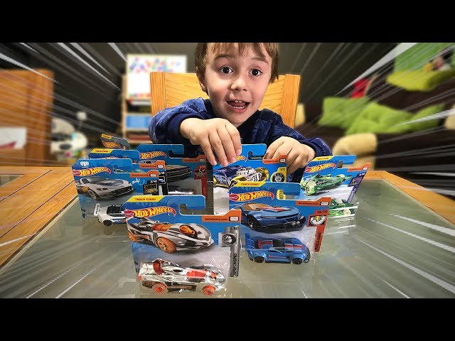 NEW HOT WHEELS CARS!! Hotwheels Track Stars Toy Collection in Toys R Us 