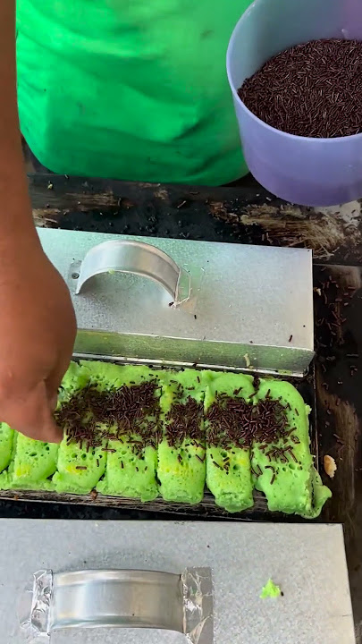 Kue pukis pandan ditaburi cokelat meises #streetfood #food #kuliner #viral #fyp #kuepukis #pukis