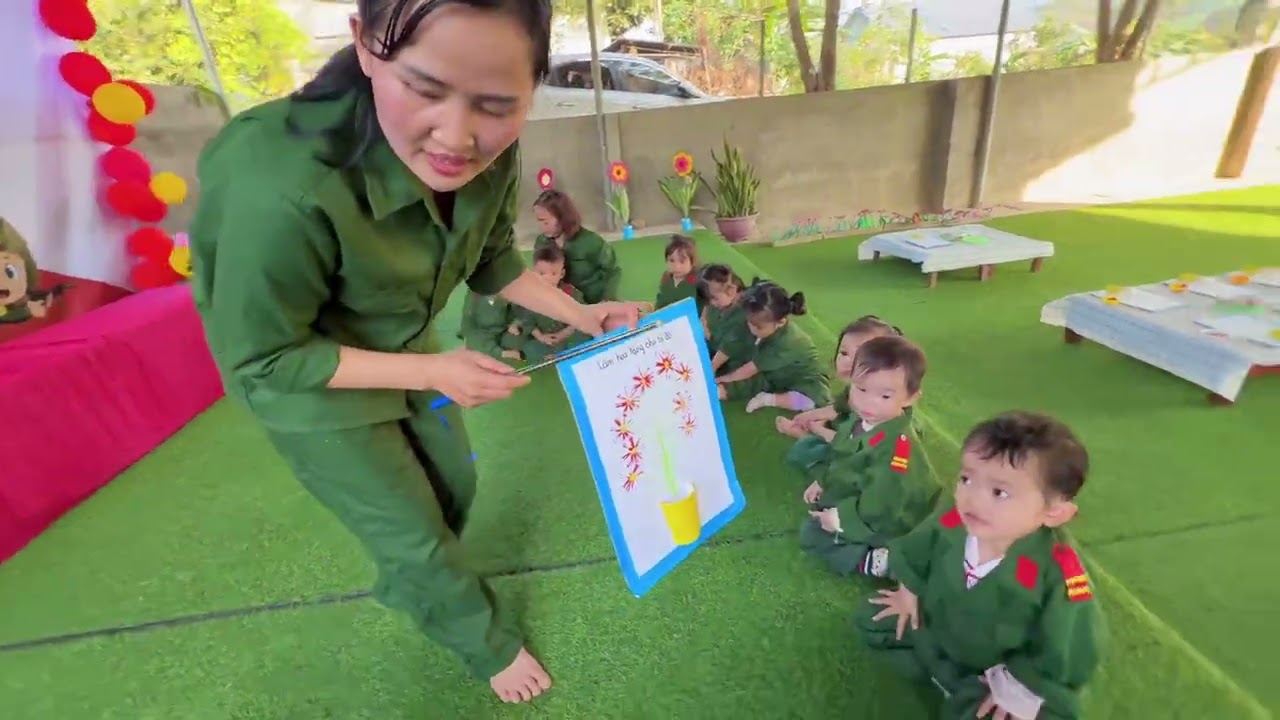 HDTH Làm bông hoa tặng chú bộ đội của nhóm trẻ 25-36T Tuổi chi Trẹo Trường MN Tú Sơn