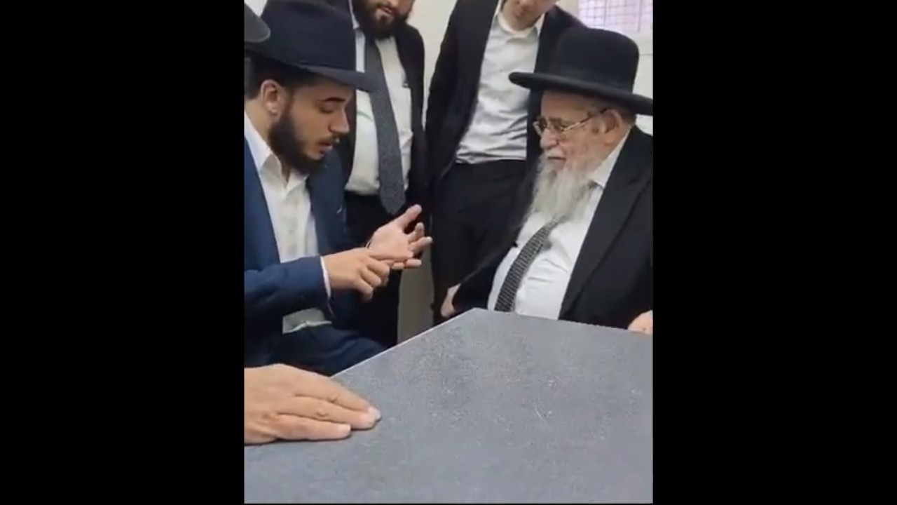 הגר״א סאלים ראש ישיבת מאור התורה מחזק את אסיר עולם התורה