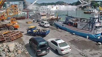 Video captures bridge collapsing in Taiwan