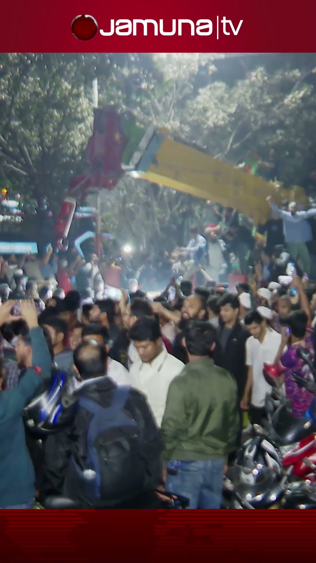 ধানমন্ডির বাড়ি ভাঙতে ছাত্ররাই নিয়ে এলো ক্রেন #dhanmondi32 #jamunatv #sheikhmujib #bulldozer