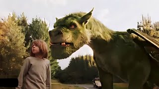 ولد صغير تايه في الغابه بيقابل تنين اخضر عملاق بيربيه ويدافع عنه ملخص فيلم Pete's Dragon