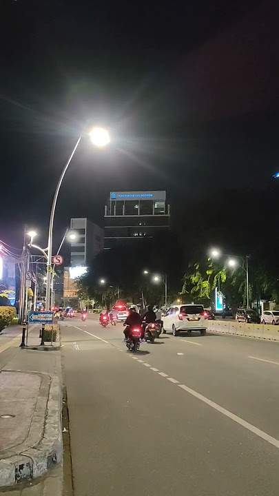 lampu jalan kelap-kelip malam hari