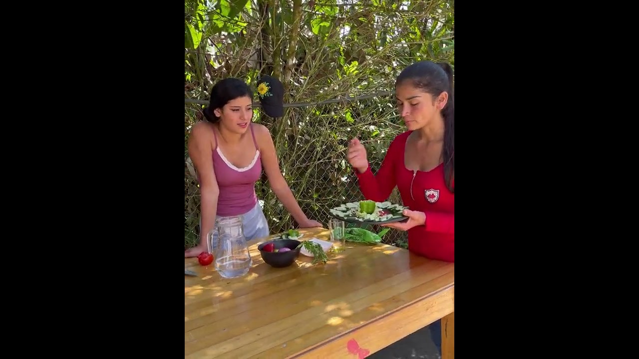 Preparando una deliciosa ensalada junto a mis hermanas:  Miry, @Chio ZL y 