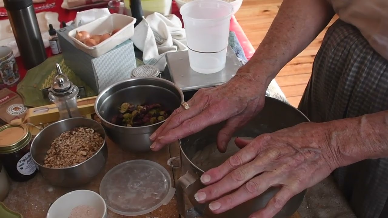 Хлеб на закваске с оливками для вечеринки