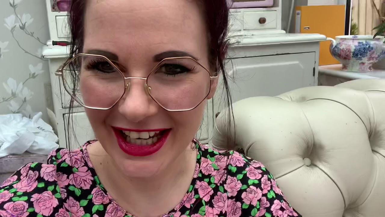 Avon epic lipstick testing all colour swatches// useful make up tutorial