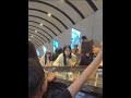 ￼苦难让中国人很难放松，但请阳光起来。友好击掌，张家界景区中国人和外国人区别。（260822.01）