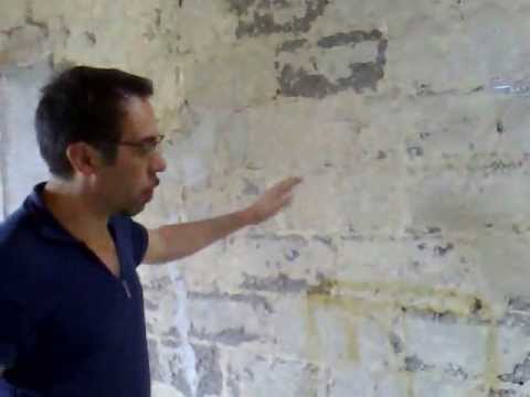 Costruzione di una controparete in cartongesso su un muro fuori ... Cartongesso per pareti umide