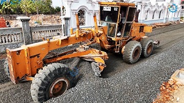 Perfect Action Process Grader Mixing Gravel Building Foundation Roads & Grader Spreading Roads