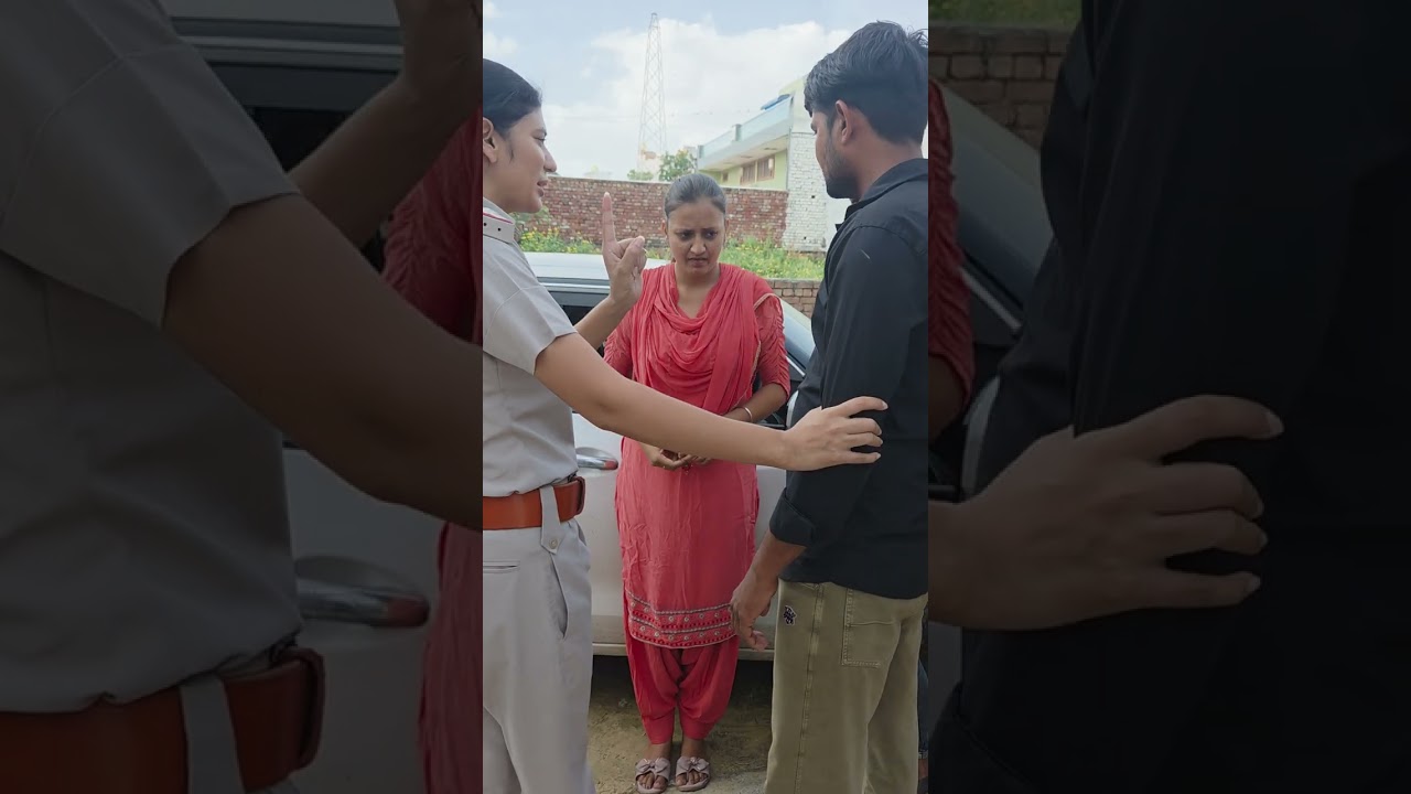 पति ने पकड़ा पत्नी को आशिक के साथ गाड़ी में बीच रोड पर हआ हाई वोल्टेज ड्रा*मा पति ने बुलाई पुलिस।