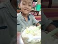 makan krupuk kulit ama es teller durian. josss