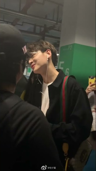Zhai Xiao Wen feels so shy when his fans tell him he's so beautiful#翟潇闻 #R1SE