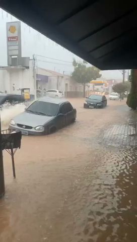 🚨 Fortes chuvas causam alagamentos e transtorno em Itatiba (SP).