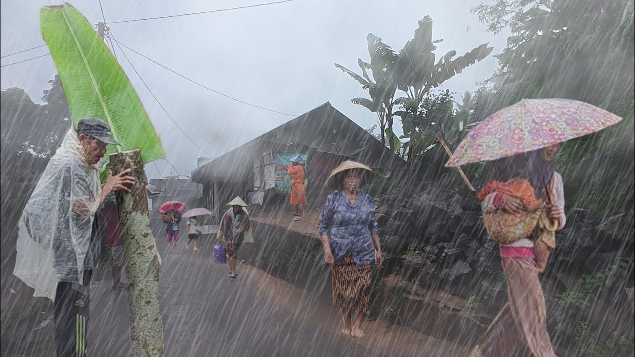 Прогулка под сильным дождем, ветром и громом | Сильный дождь обрушился на горную деревню в Индонезии