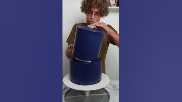 Making a 2 tier buttercream cake #cakedecorating #baking  #cakemaking