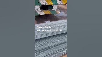 Battery chicken cage with automatic manure scraper. Automatic feeding. Manual feeder. Chicken cutter