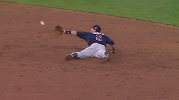 MIN@KC: Dozier makes diving stop, starts double play