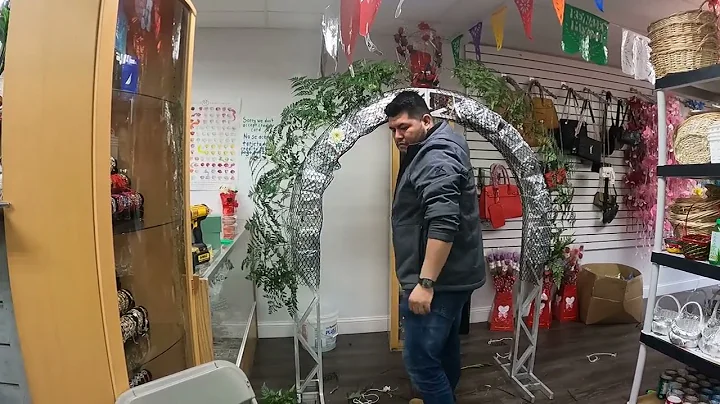 Haciendo la Decoracion para la Virgen de la Encarn...