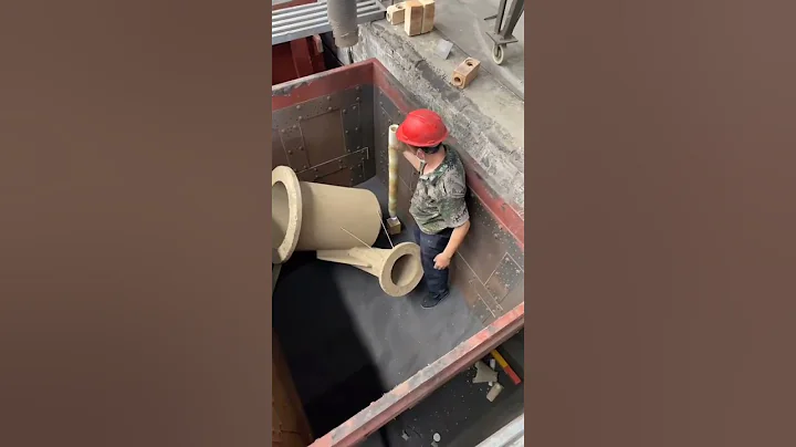 宏揚特鋼鑄造車間，裝箱師傅正在裝烘乾的模型，362 - 天天要聞