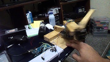 1st video - Quatrebot prototype, with one DC motor and one servo