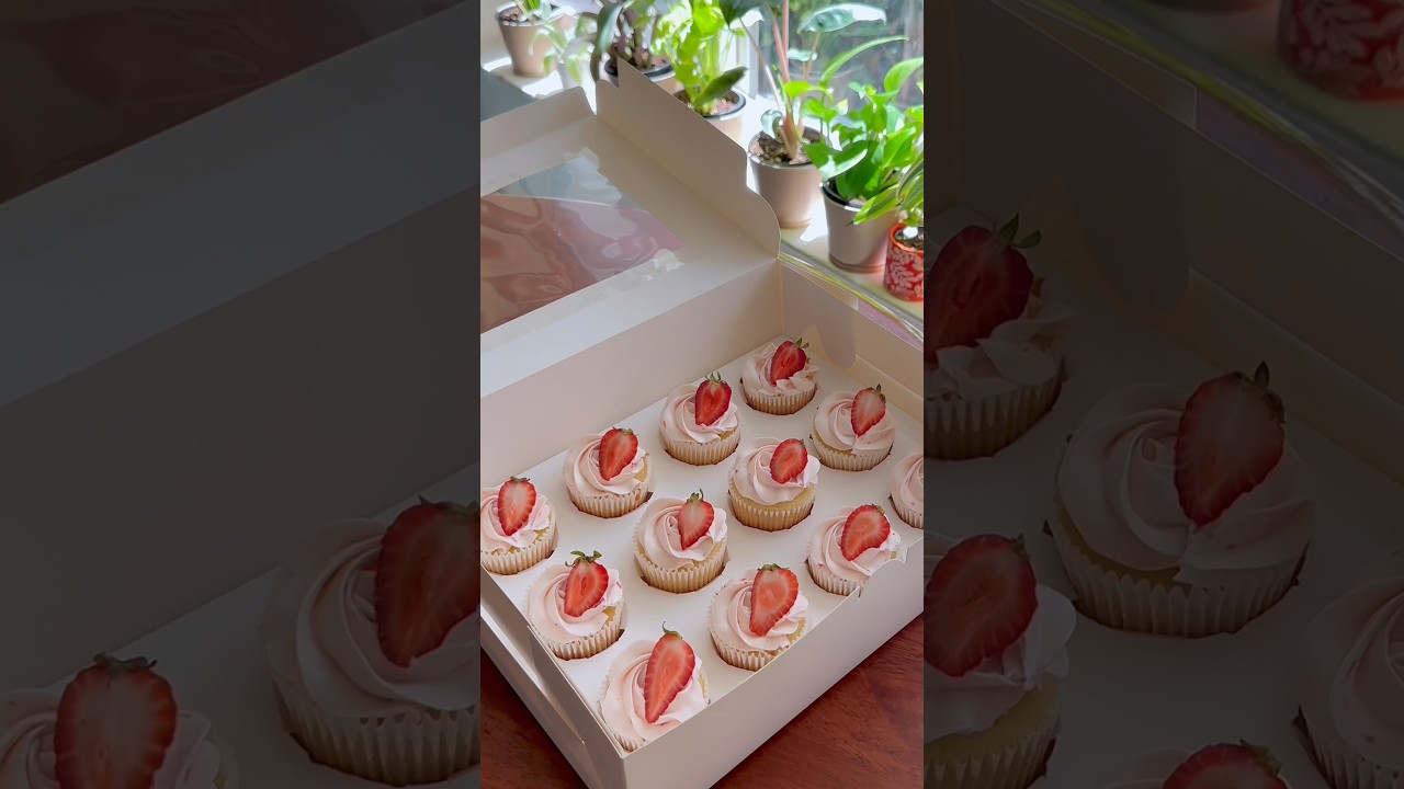 strawberry shortcake cupcake piping 🍓🧁 