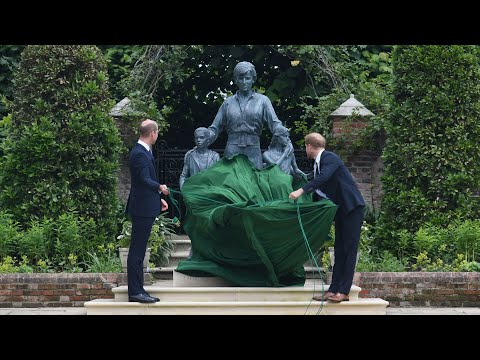 Video: William Und Harry Konkurrieren Auf Ihrer Weihnachtskarte. Die Bilder