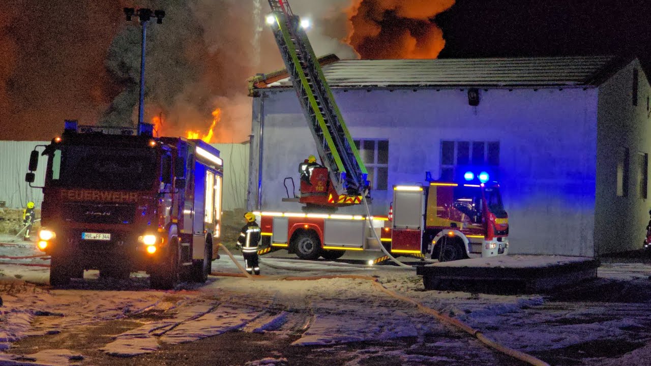 Einsatzkräfte kämpfen stundenlang bei -10°C gegen Großbrand in Nauen an.