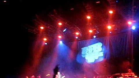 B.o.B - Don't Let Me Fall. Live at O2.