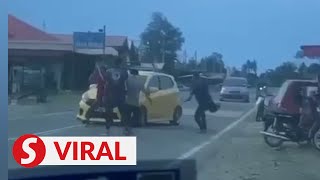 Cops looking for men seen attacking car in viral video clip screenshot 2