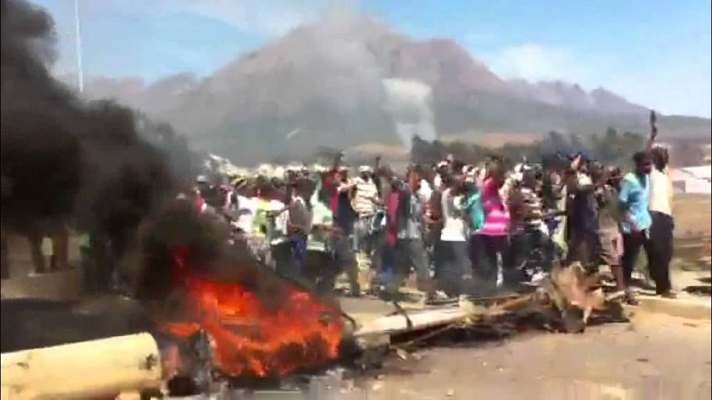 Violence erupts at farmworkers' strike 