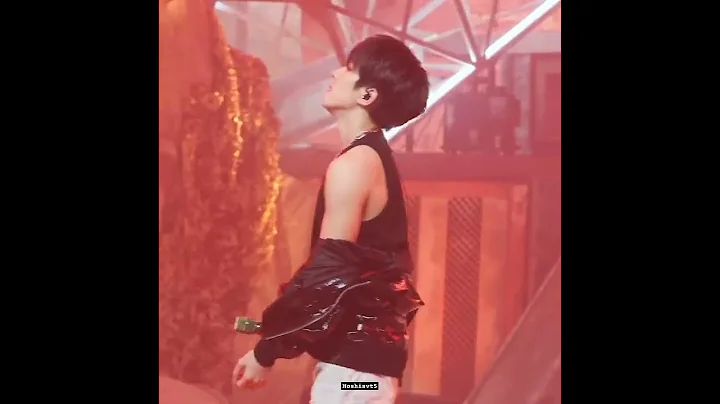 He's so damn hot 🥵 Wonwoo just removed his jacket 😍 #wonwoo #hoshi #seventeen #carat #shorts #tiktok