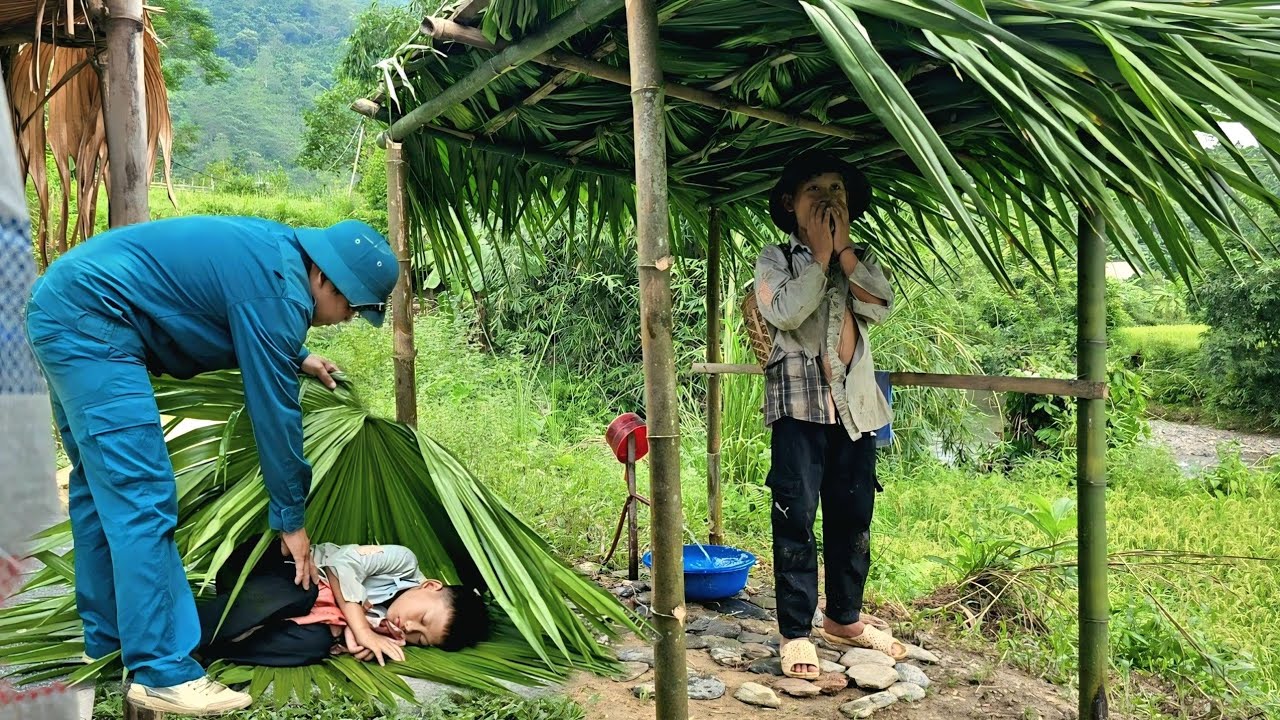 The kind policeman helped an orphan boy build a bamboo bathroom during his absence