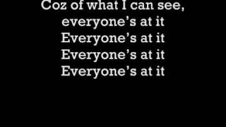 Video thumbnail of "Lily Allen - Everyone´s at it  [ Lyrics ]"